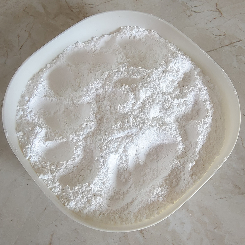 Bezbarwny, krystaliczny fluorek aluminium AlF3 o wysokim stopniu topnienia i wrzenia