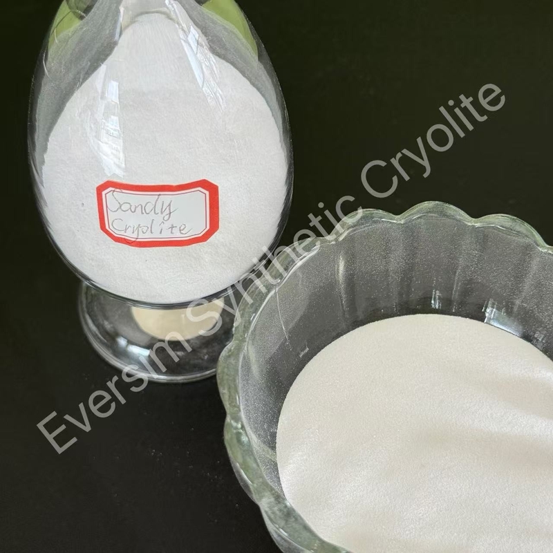 Produkty chemiczne Najwyższej jakości CAS13775-53-6 Biały piaskowy kryolit syntetyczny do elektrolitycznego przemysłu aluminium