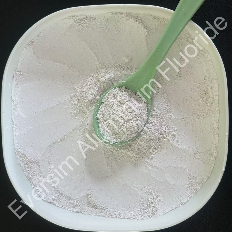 Biały fluorek aluminium stosowany jako elektrolit w produkcji pierwotnego aluminium