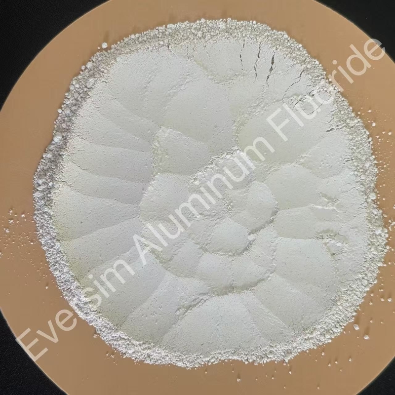 Biały fluorek aluminium stosowany jako elektrolit w produkcji pierwotnego aluminium